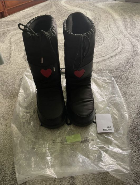 Moon Boots Love Moschino