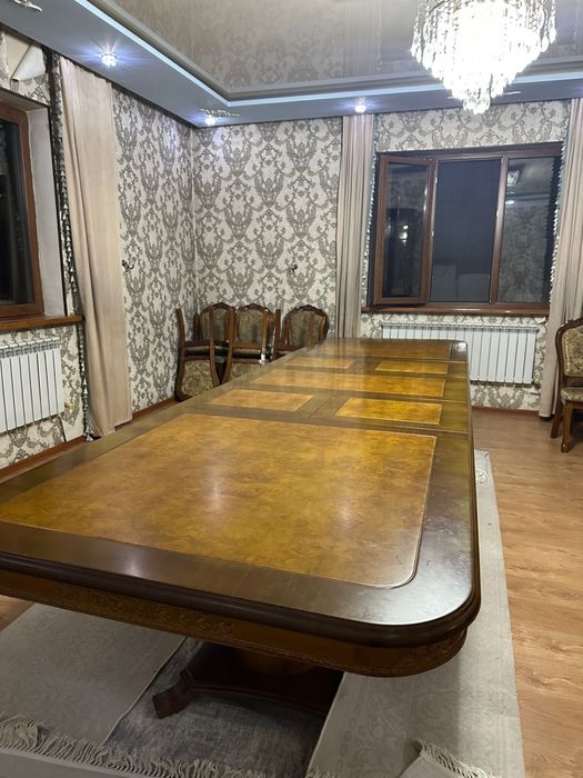 стол для зала. в отличном состоянии