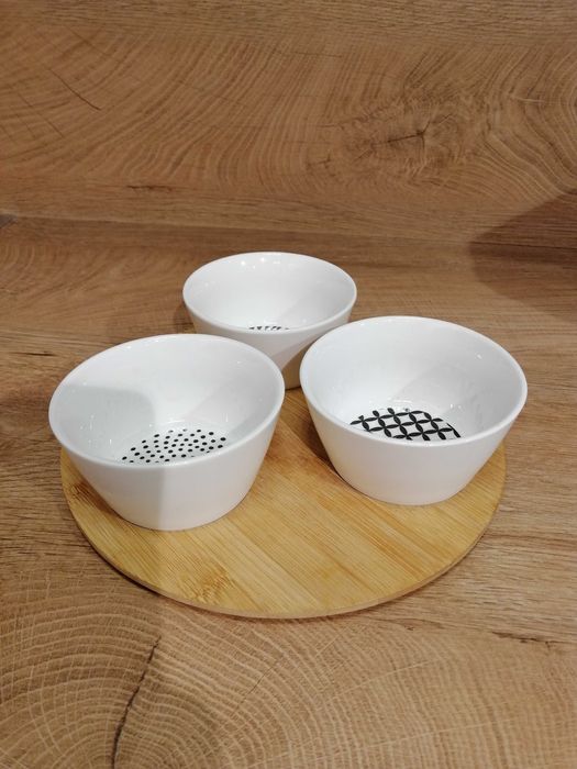 Комплект от три купички върху бамбукова подложка