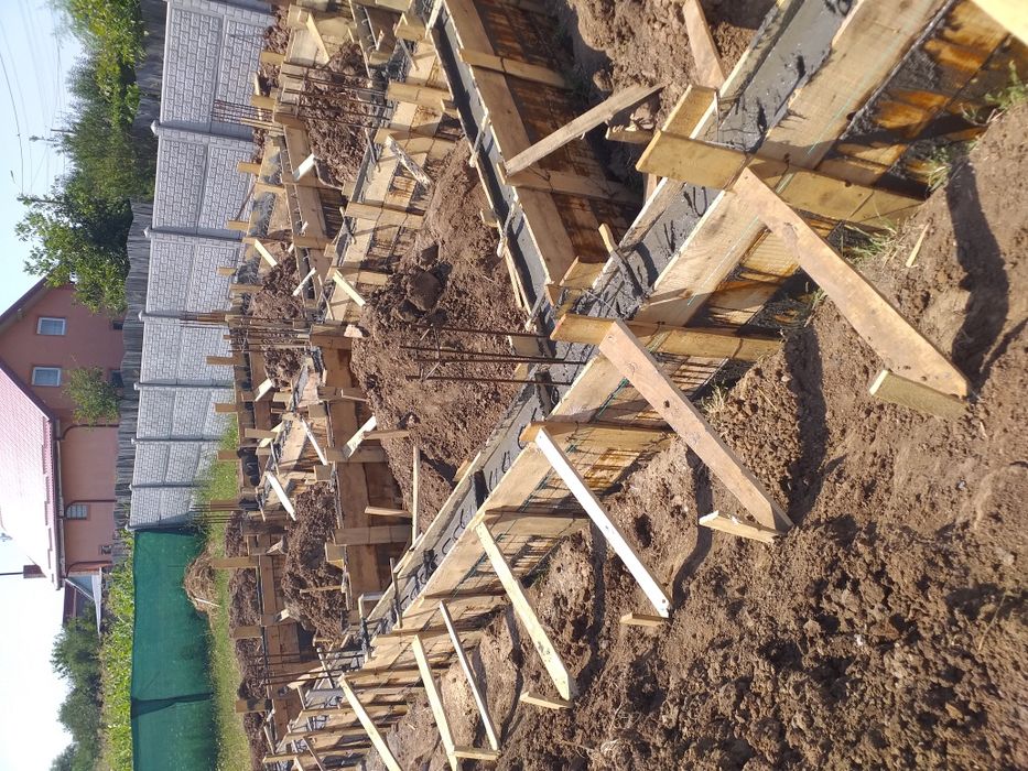 Constructii case la rosu preț convenabil