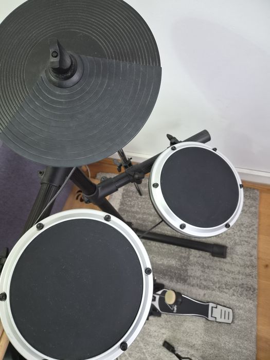 Tobe electronice Begringer (plus scaun, bete) si Monitoare de studio (boxe active) Presonus Eris 3.5