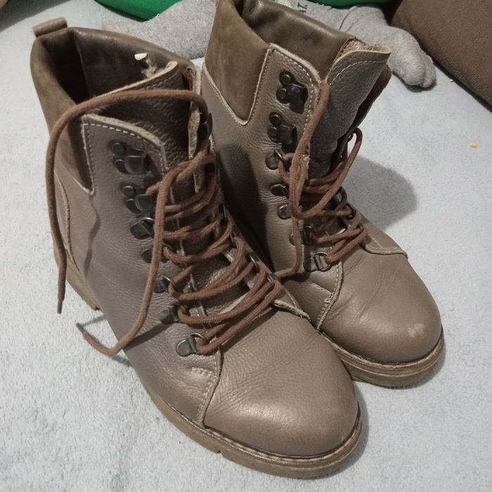 Vând bocanci din piele,blăniți, Nr 37 preț 45 lei