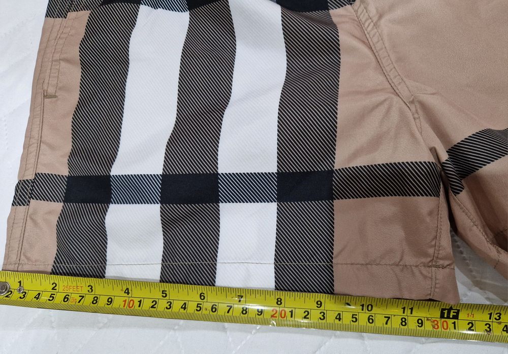 O pereche de Pantaloni scurți de plajă Burberry noi * se potrivesc pentru un L