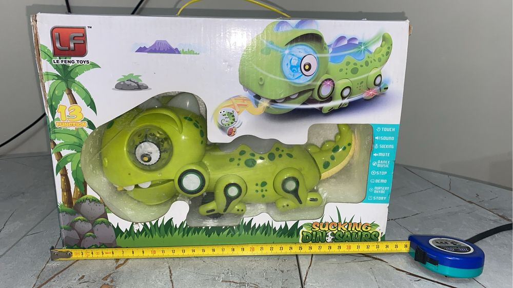 Робот - хамелеон на пульте управления