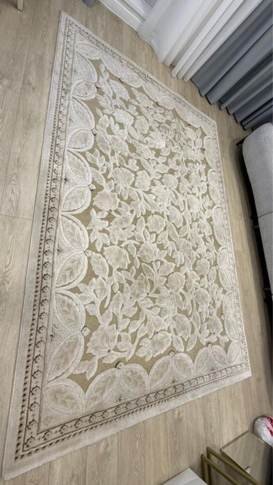 Ковер белый.