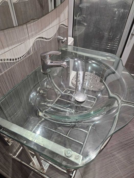 Стъклена мивка,огледало и етажерка за баня