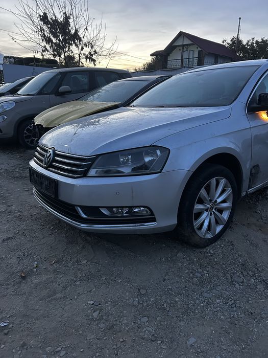 Far stânga și dreapta Volkswagen Passat B7 2012