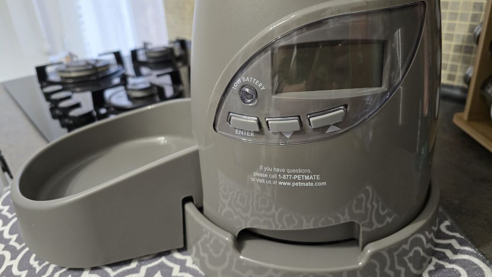 Hranitor automat pentru caini si pisici