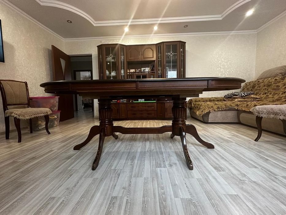 Деревянный стол для гостиной.