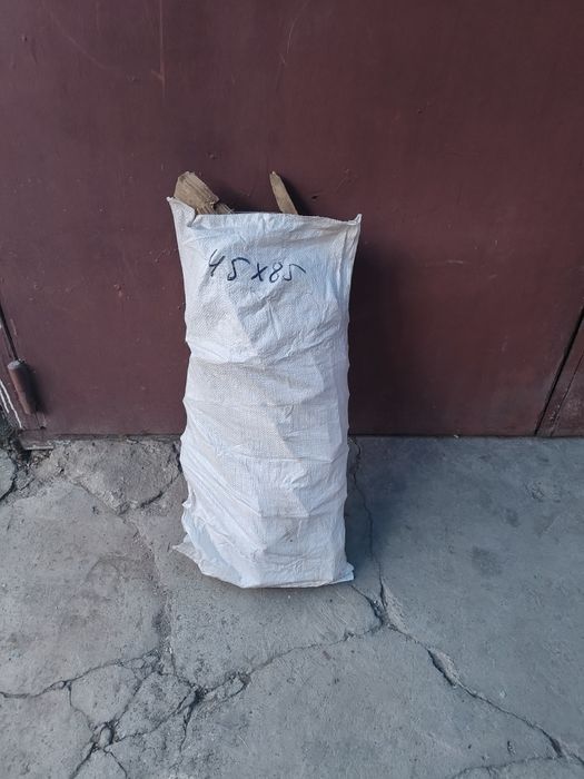 Рубленые дрова мешками