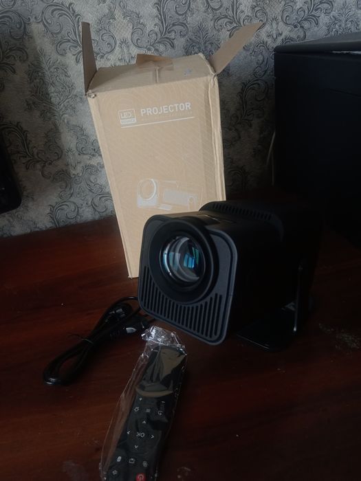 LED SOURCE Smart PROJECTOR multimedia projector