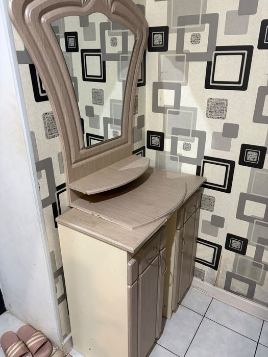 Продам тумбу с зеркалом