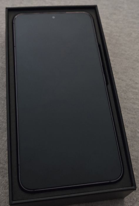 Samsung galaxy s22 с оригинално зарядно и 2 оригинални кейса!