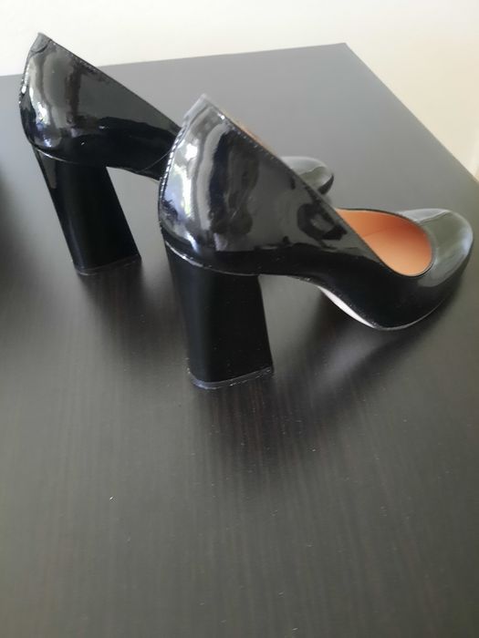 Pantofi negri,  eleganți și in stare bună