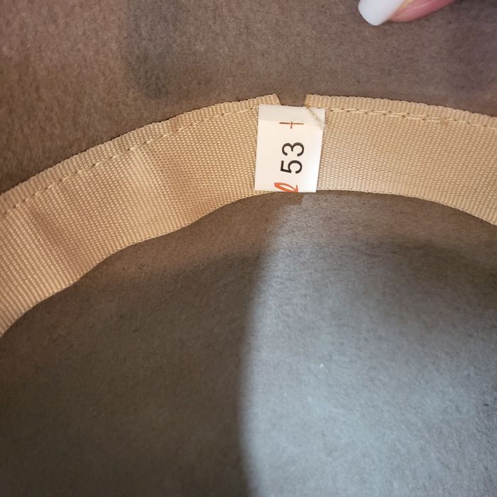 Дамски и мъжки официални шапки