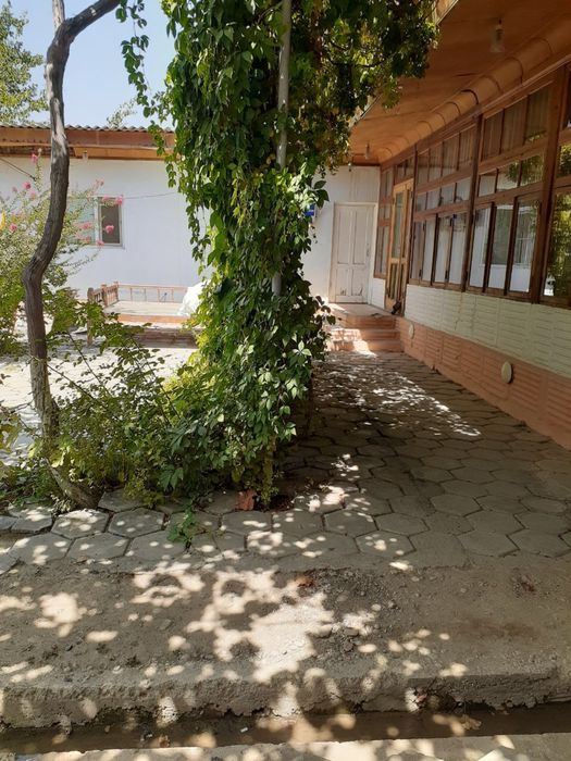 Сотилади ховли уй 12 сотих ери, 10 хона