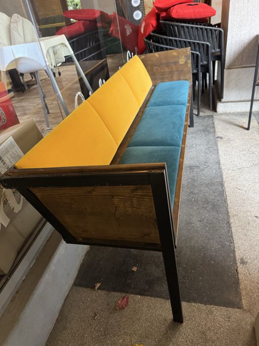 Bancuță din lemn si metal.