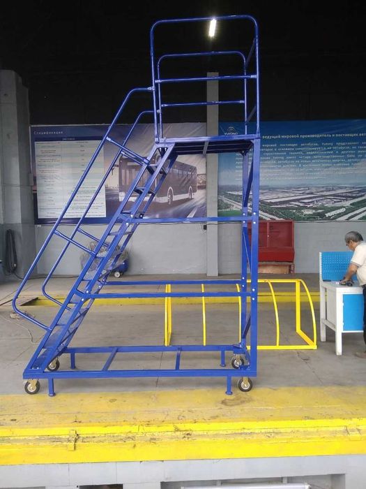 Лестницы, мобильные башни, трапы на колесах