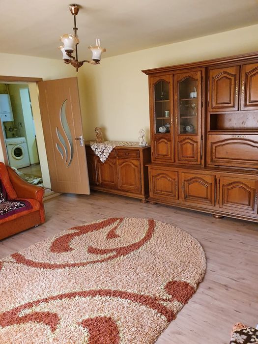 Închiriez apartament la casa