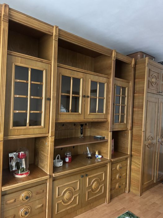 Mobilă living clasică din PAL cu canturi din lemn masiv
