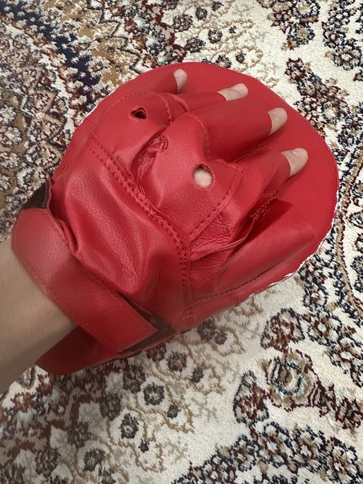 Боксерские перчатки,шлем и лапы