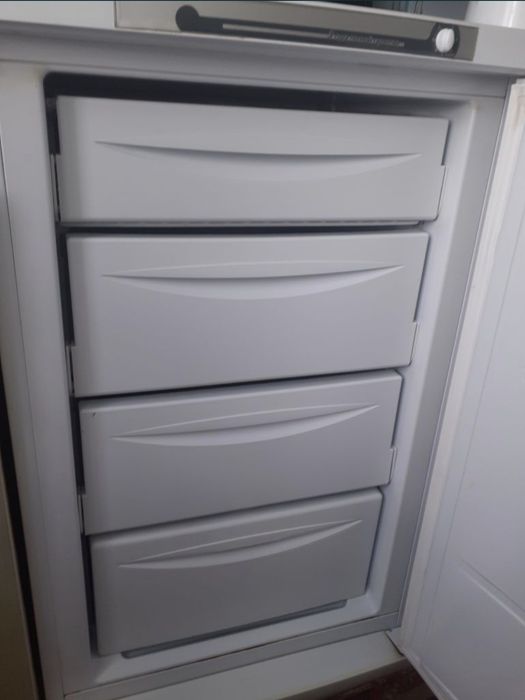 Indesit морозильник