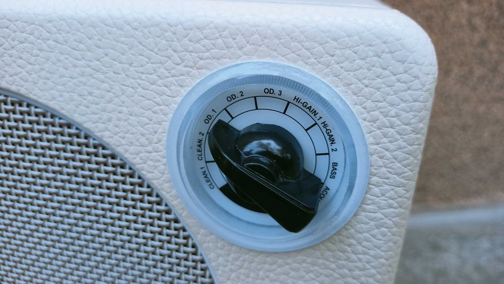 Amplificator chitara electrica Mooer Hornet 15W Combo, functie tuner, bluetooth, alb, ca nou, in cutie, cu manual