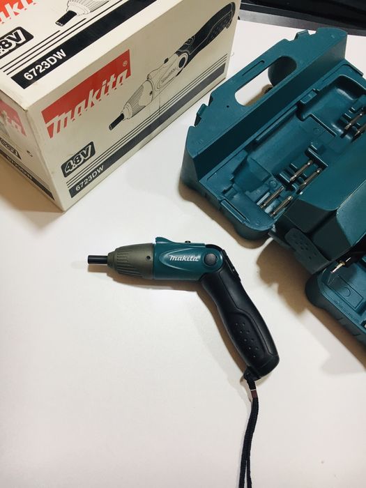 Фирм. аккумуляторная отвёртка+чемодан 80шт разных бит MAKITA ORIGINAL