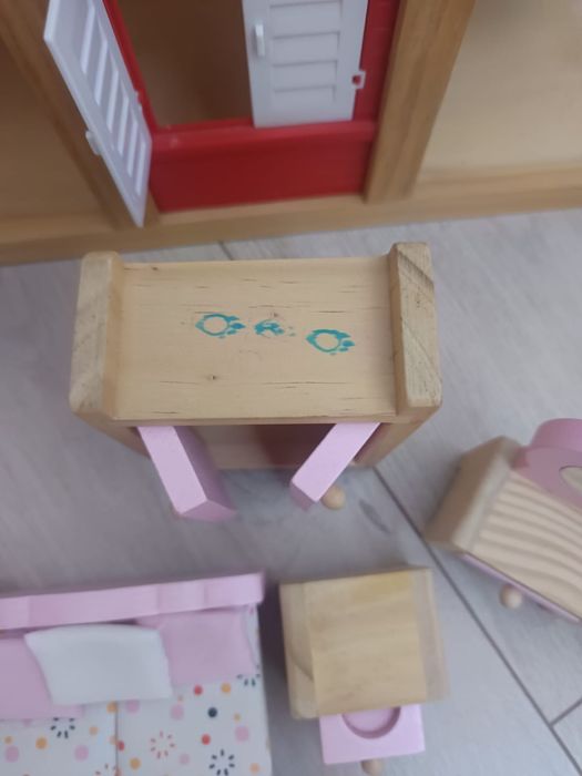 Детска дървена къща с кукли