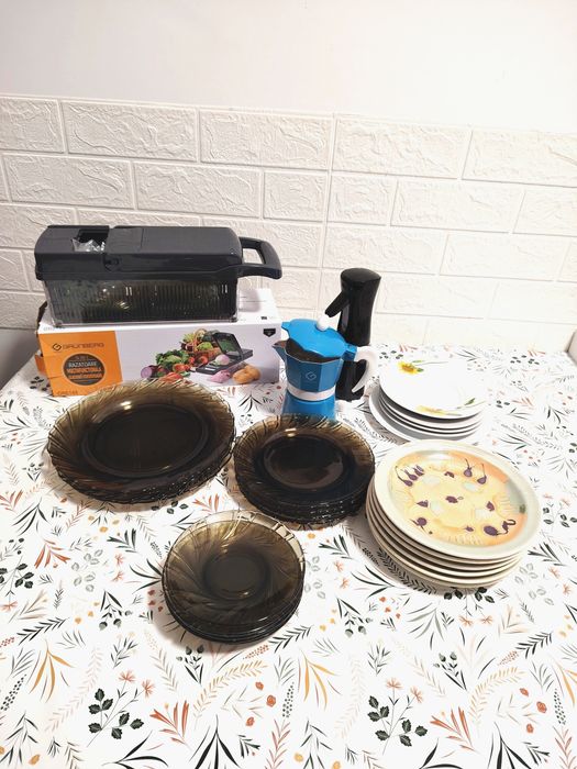 Set de farfurii,răzătoare multifuncțională și expresor .