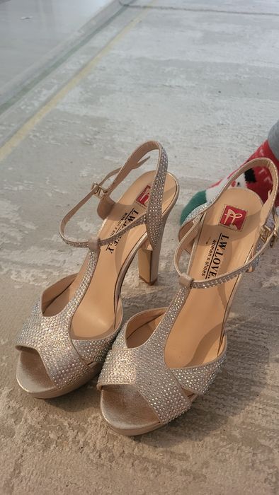 Туфли каблуки блистят