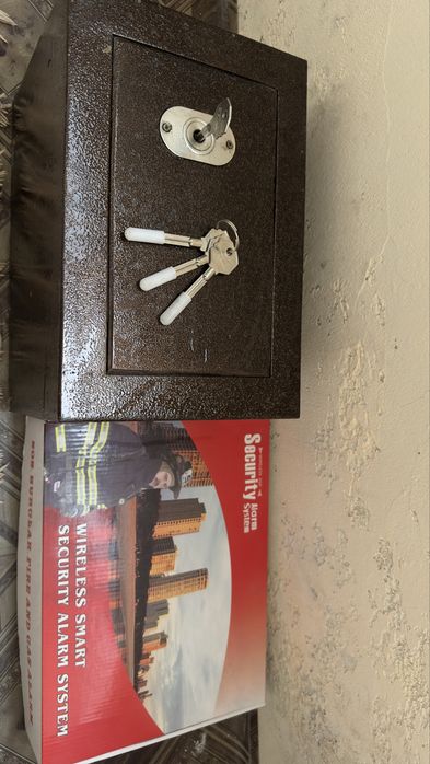 Продам сейф компактного размера