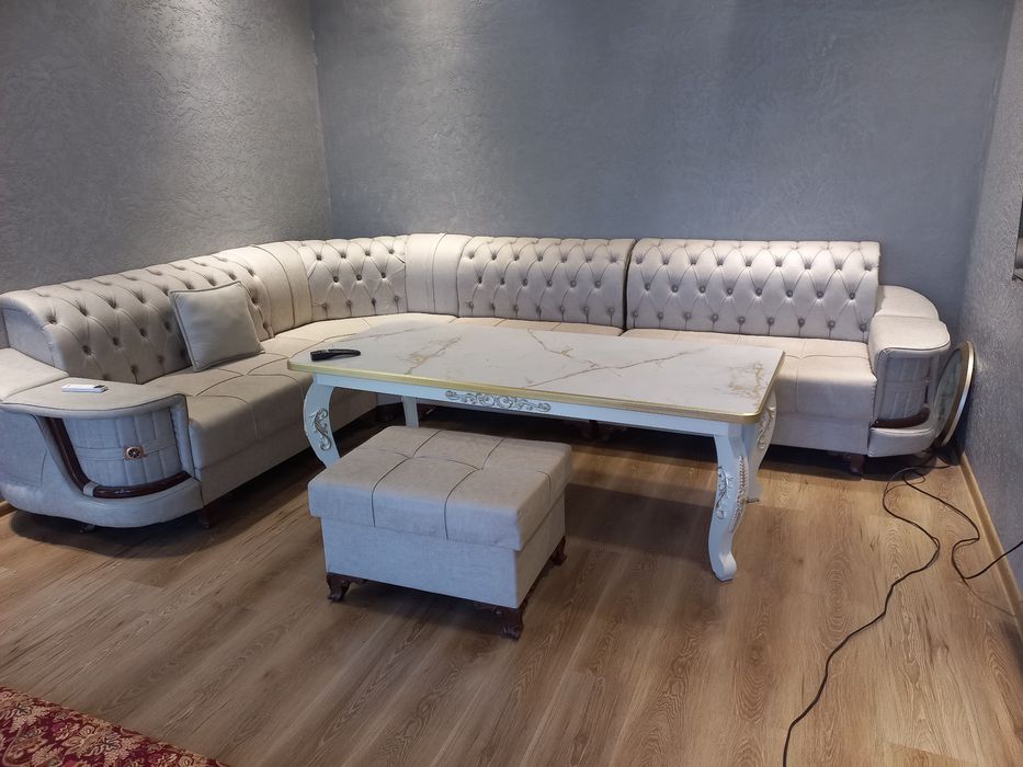 Продаю гостиный диван на 8 персон