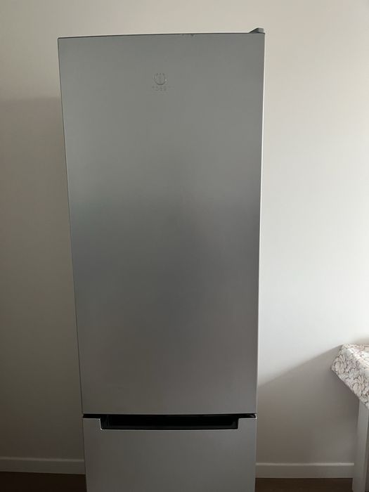Продам холодильник Indesit