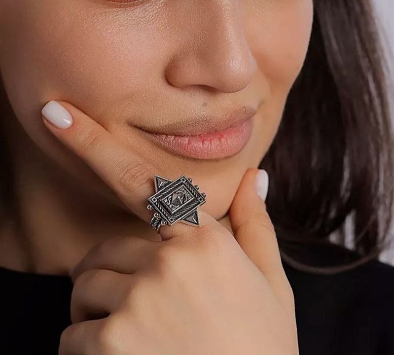 Кольцо серебро регулируется размер