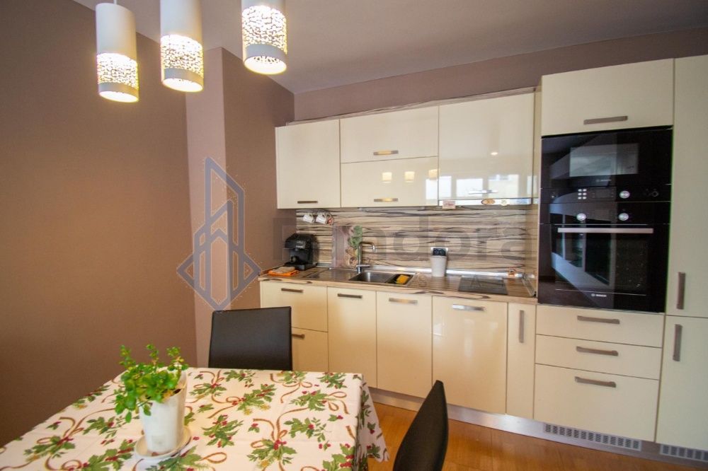 Дава се под наем Тристаен апартамент в София, Витоша - 80 кв.м за 573.24 € - Снимка #2