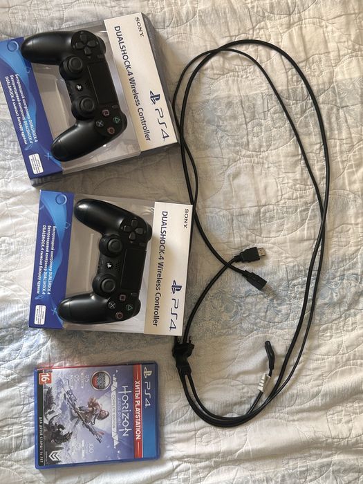 Продаю PS4 с 2 контроллерами