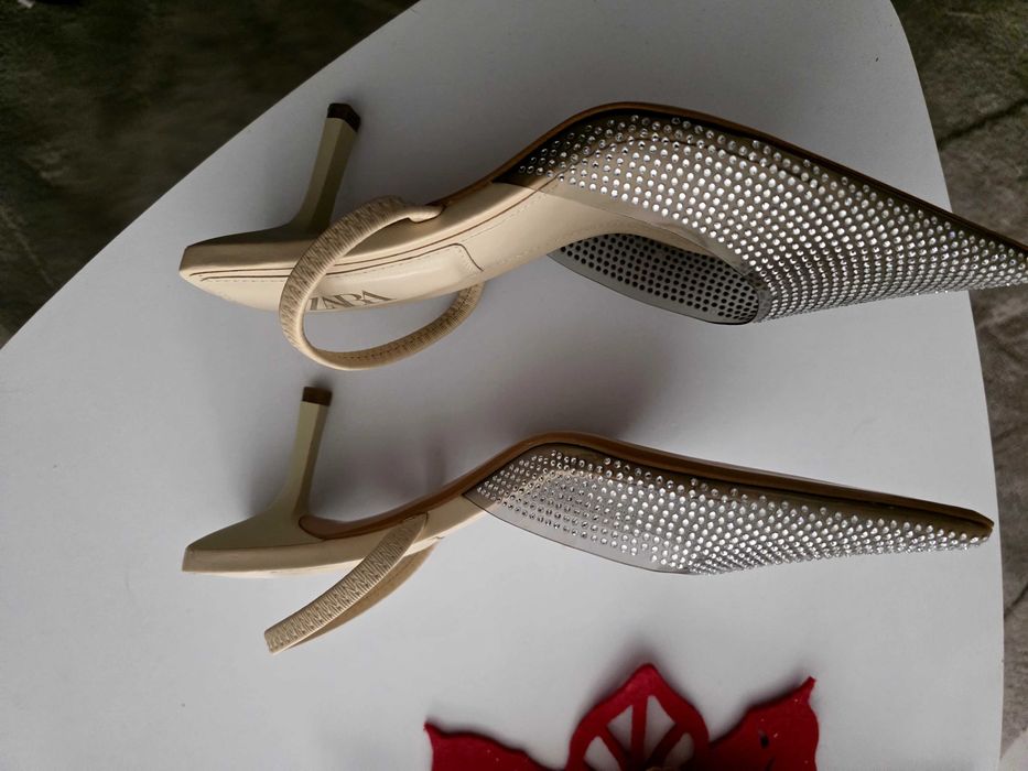 ZARA елегантни обувки с камъчета на среден ток