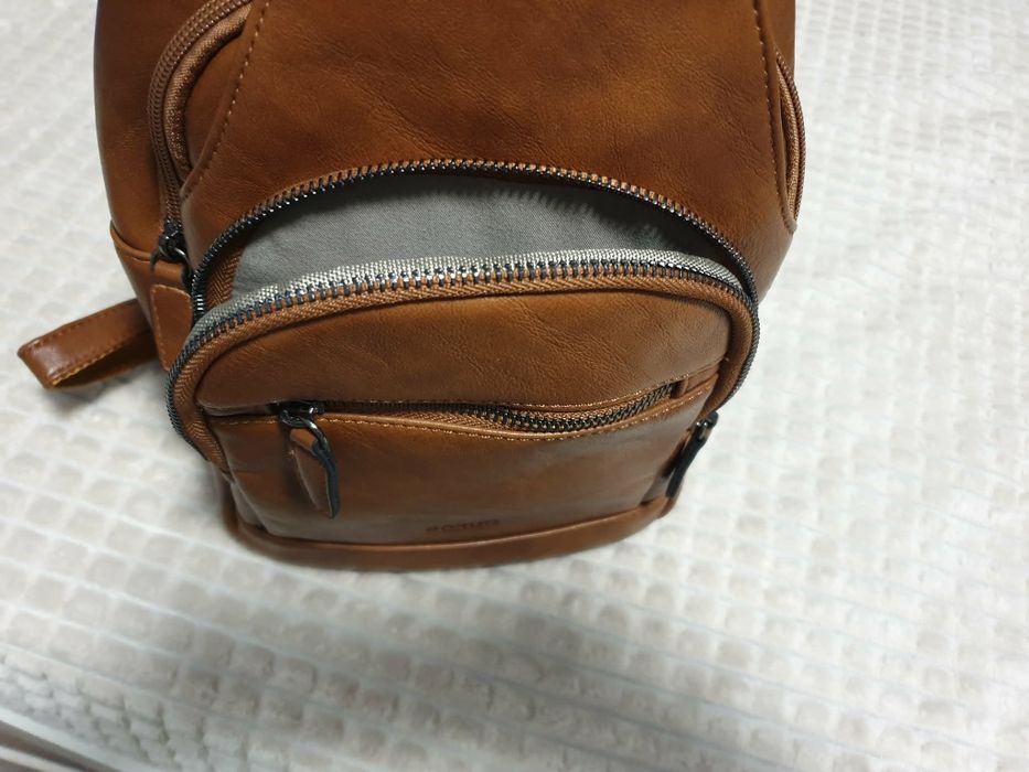 Нова. Дамска  оригинална раница/чанта за през рамо (sling bag) на марката RAVUO.