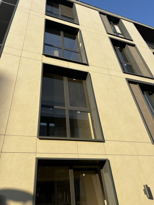 Витражное металлическое окно с дверью