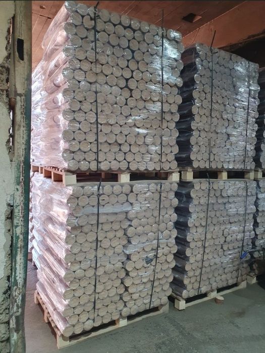 Lemn paletizat și brichete livrate la domiciliu