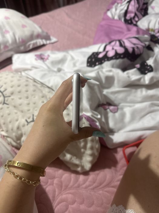 Iphone xr ,stare foarte buna ,cu folie pe el plus 3 huse