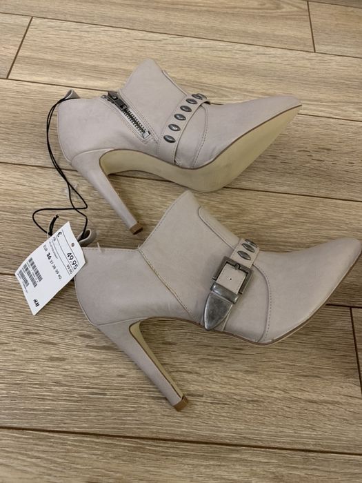 Чисто нови с етикет боти на H&M, бежово-сиво. Ток 9,5 см.