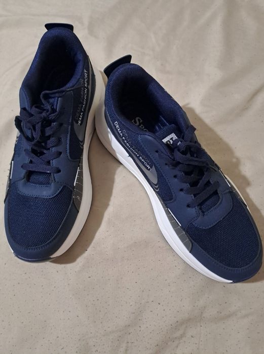 Продам новые кроссовки NIKE