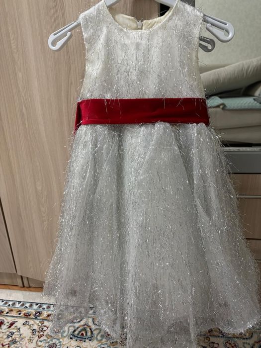 Продам платье на 5-7 лет