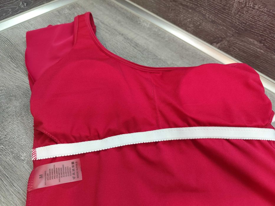 Елегантен цял бански с едно рамо и двойни къдри