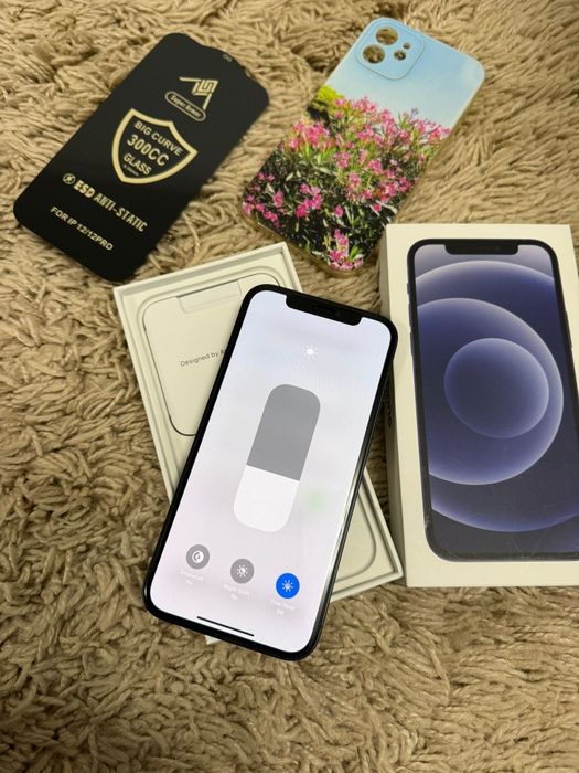 Vând iPhone 12 negru 64 g