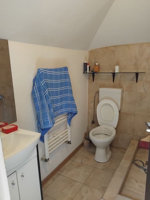 Închiriez  camera  la casa