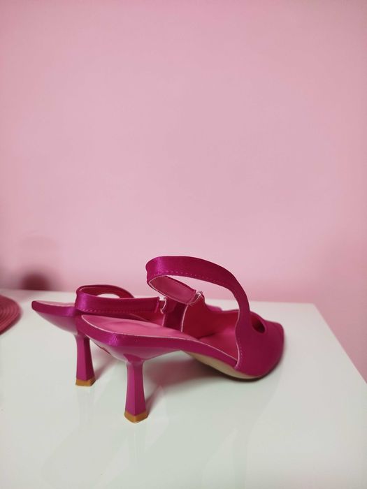 Чисто нови цикламени токчета