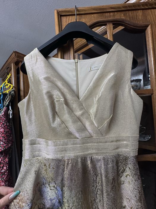 Rochie aurie cu imprimeu floral.